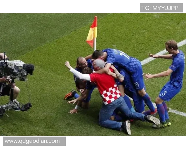 足球球星挑衅瞬间：激烈对抗中的情绪爆发与场上对决的无声挑战